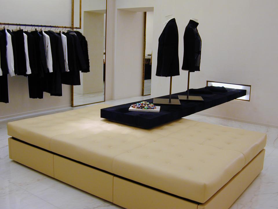 02 INT Hettabretz Showroom 2002 09 11 01